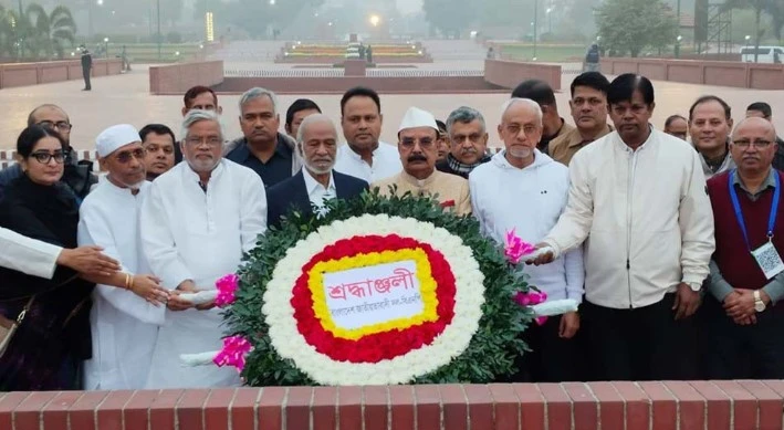 সূর্যাস্তের আগে যেতে না পারায় স্মৃতিসৌধে তারেকের পক্ষে নেতাদের শ্রদ্ধা নিবেদন